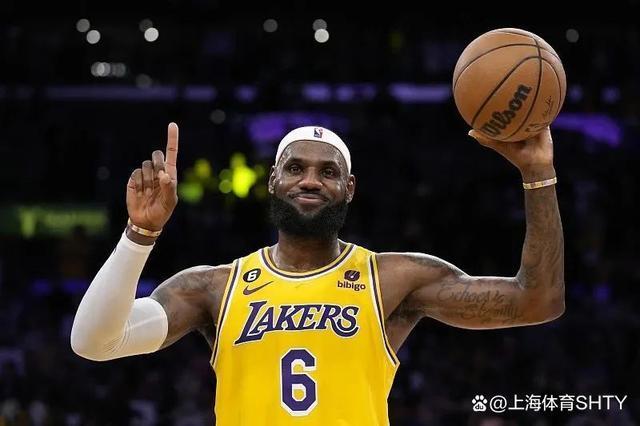 稳定输出!詹姆斯在三支球队达成百场得分30+ 历史首位