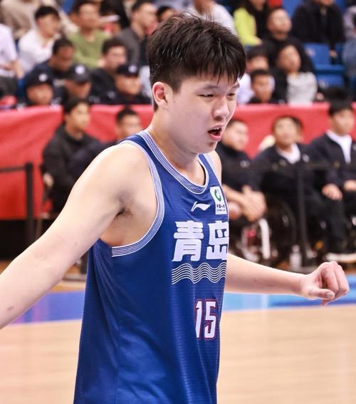 媒体人：杨瀚森的体能/对抗明显不适应这种高强度比赛 要针对提升