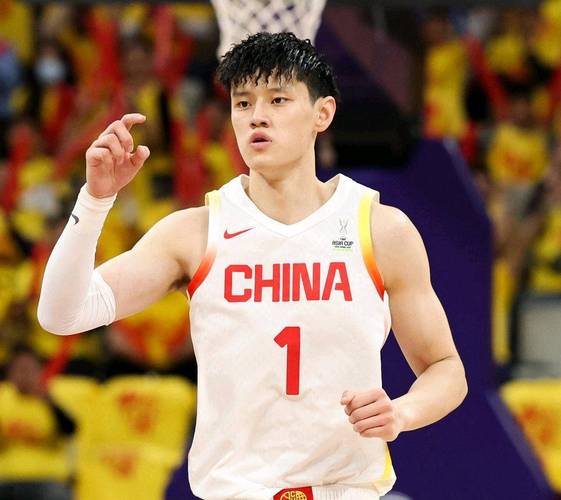 媒体人：曾凡博离场上大巴10分钟后 其他篮网球员才陆续走出来
