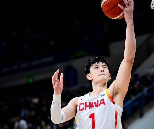 媒体人:裁掉曾凡博不是蔡老板的本意 小曾可留G联赛寻求双向合同