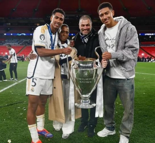 解围失误让拜仁进球!图片报:多特高层和球员赛后安慰小贝林厄姆