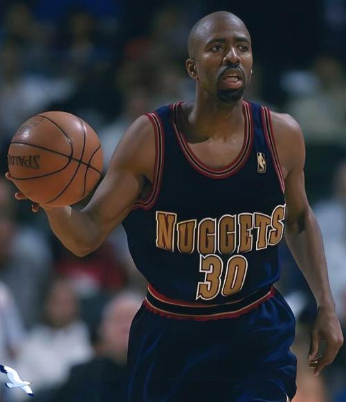 肯尼-史密斯：文班的表现可以用一个词来概括 那就是冠军！