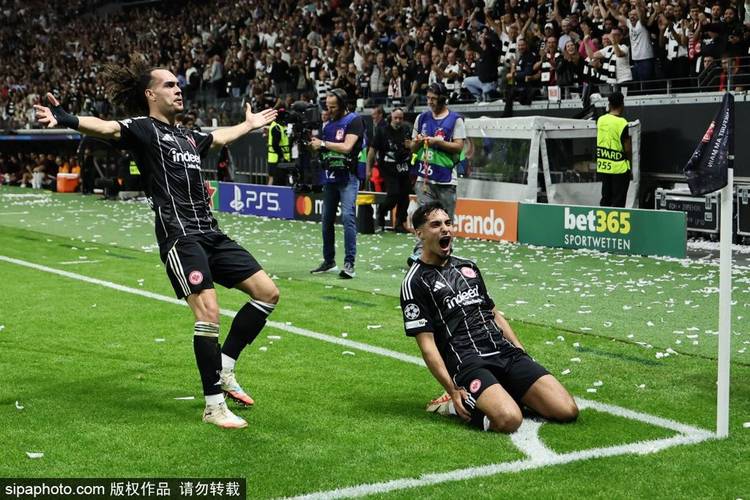 法兰克福官方:中场乌尊肌肉受伤,缺席时间待定,祝尽快康复!