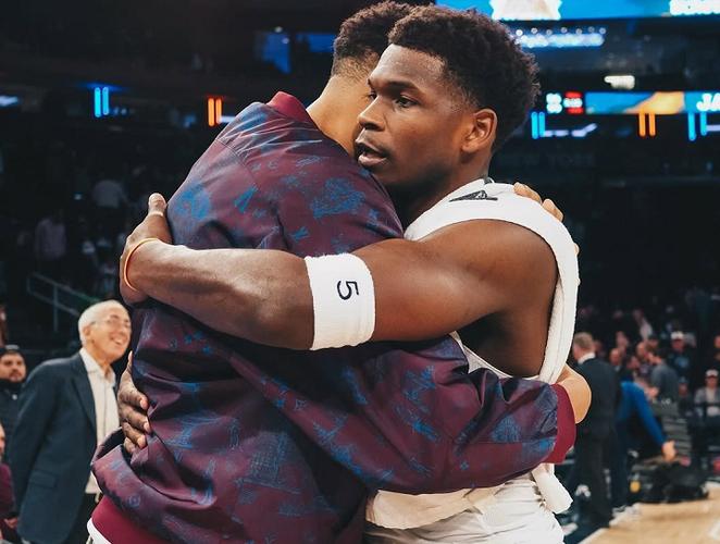 华子:今天我被唐斯隔扣了 他壮得离谱还比我高 这肯定需要人支援