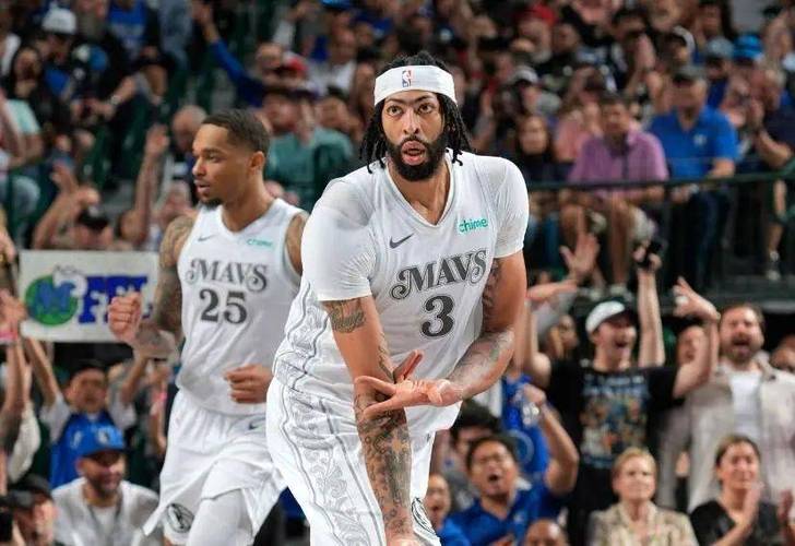 队记：独行侠内部就浓眉复出时机存在分歧 球队老板介入决定