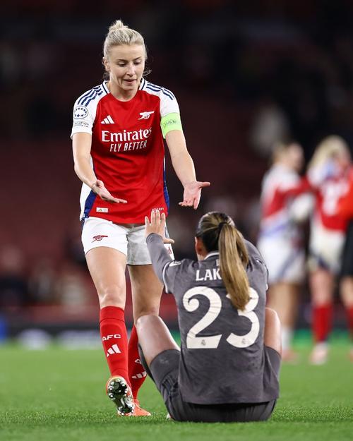 惊天逆转！拜仁女足欧冠连扳三球，主场3-2逆转卫冕冠军阿森纳