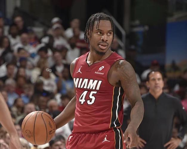 开场就是高难度！米切尔借掩护挂着韦尔斯命中打板三分还加罚！