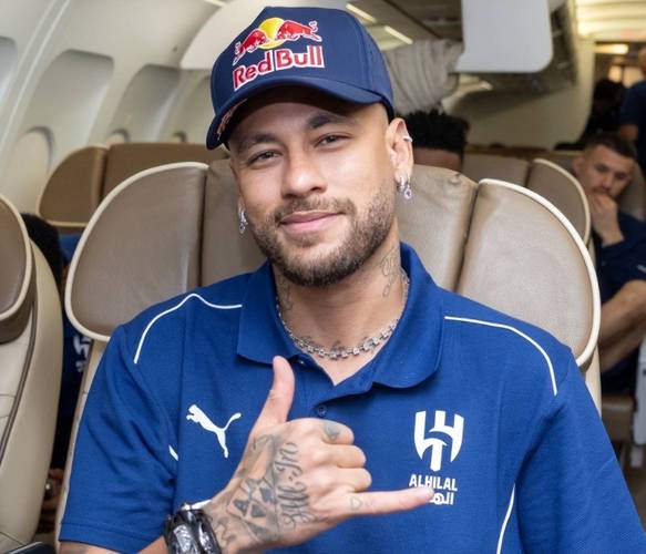 身材如何？33岁内马尔赛后脱球衣谢场，腹肌几乎消失……😳