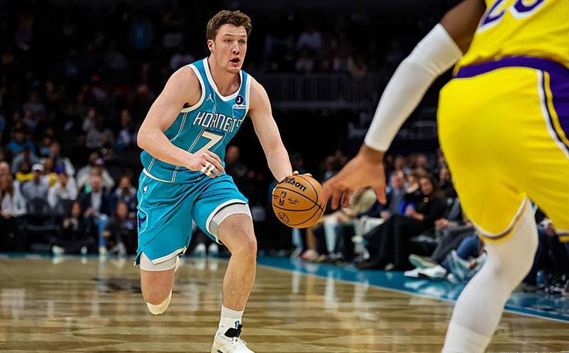 🎯克尼佩尔生涯前15战已投进50+三分 NBA历史最快