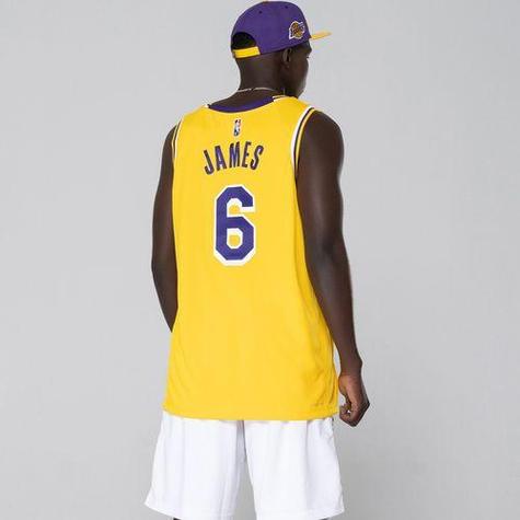 全家6号！詹姆斯转发自己和三个子女均身穿6号球衣照