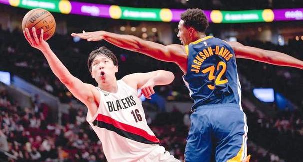 美女球迷到摩达中心穿杨瀚森球衣现场加油:杨瀚森很瘦!是婴儿肥