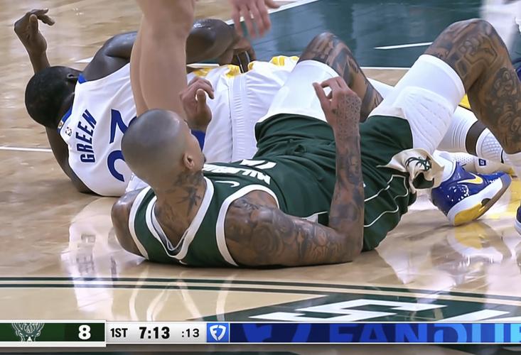 夹手臂了！特伦特进攻犯规 雄鹿挑战失败