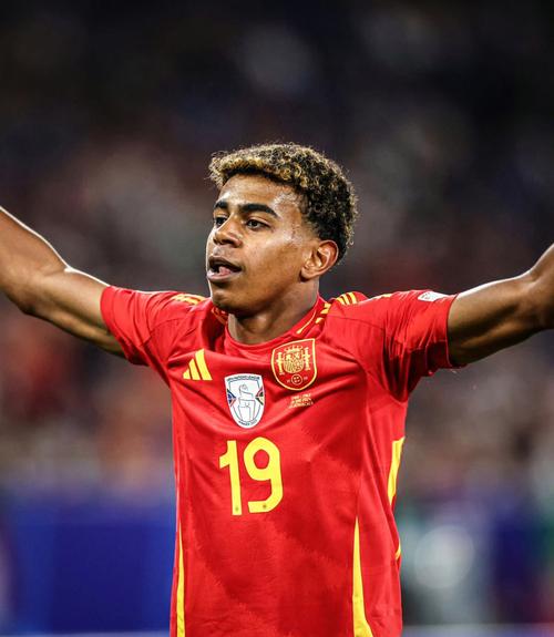 滕卡特：小罗踢球充满魔力在伯纳乌赢得掌声 不要比较亚马尔梅西