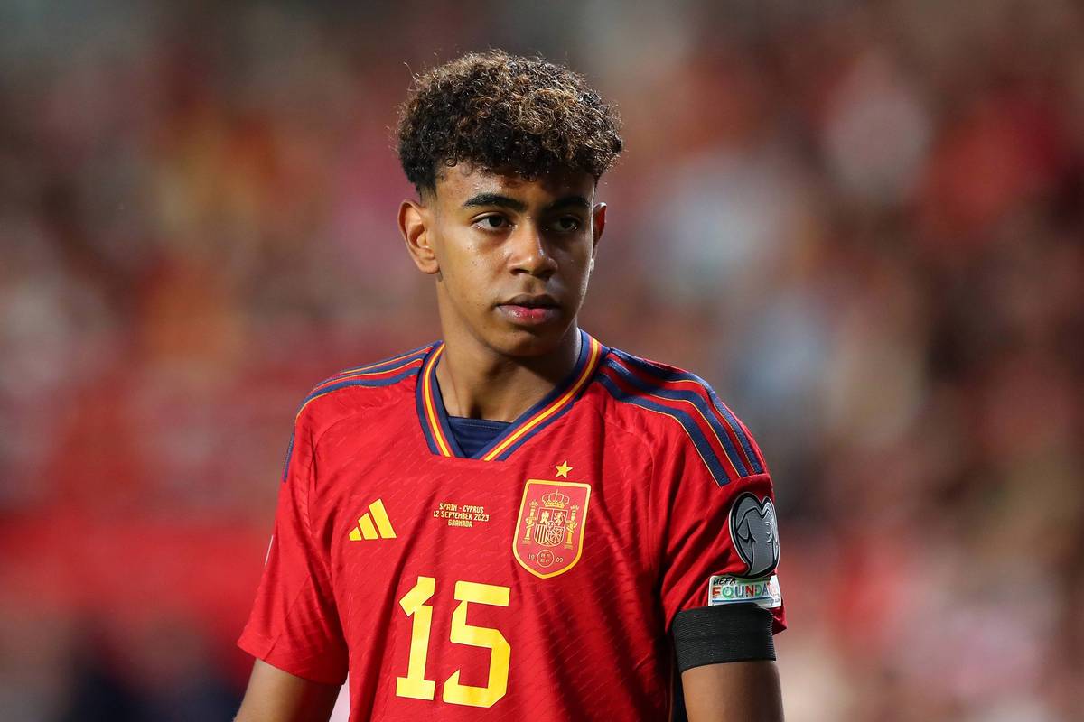 总裁也绷不住🤣特朗普发与C罗踢球的AI视频，C罗转发：😅⚽