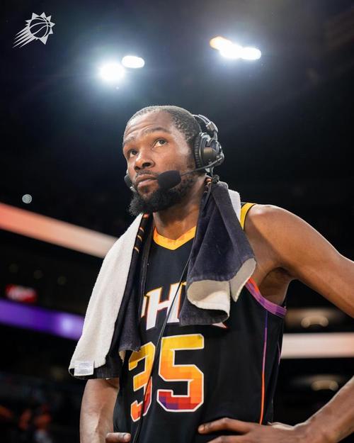 布克：我原本很期待与杜兰特交手 但家庭第一 希望他家人一切安好