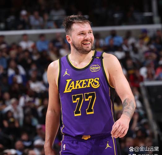 东契奇本季场均35.2分8.8板9.2助 18-19哈登场均36.1分6.6板7.5助