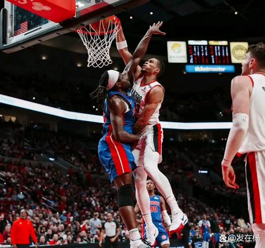 登巴连线！哈登吊球祖巴茨 后者篮下强行上篮打进2+1！